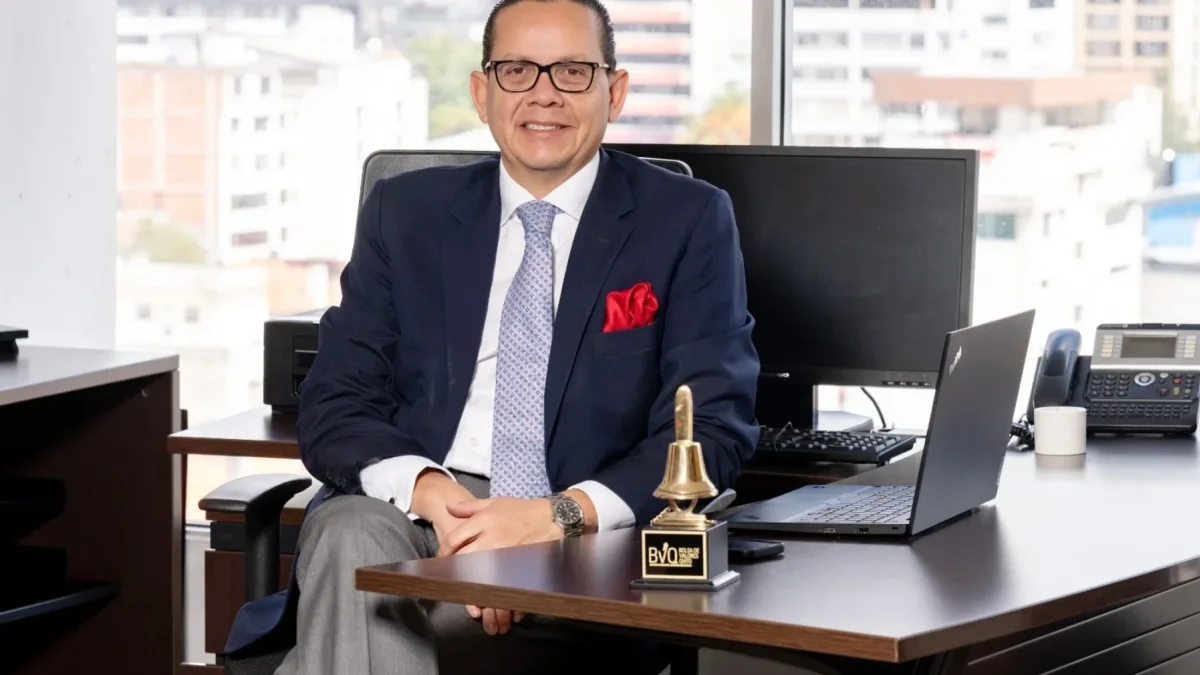 Es el gerente General de la Bolsa de Valores de QuitO. Es Economista, por el Instituto Tecnológico de Estudios Superiores de Monterrey, México.