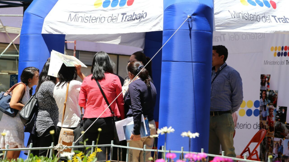 Un grupo de jóvenes asiste a una feria de empleo en Ecuador.