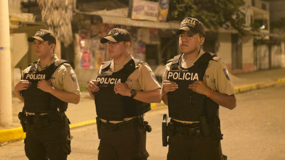 Agentes de la Policía Nacional patrullan las calles de Guayaquil durante el toque de queda.