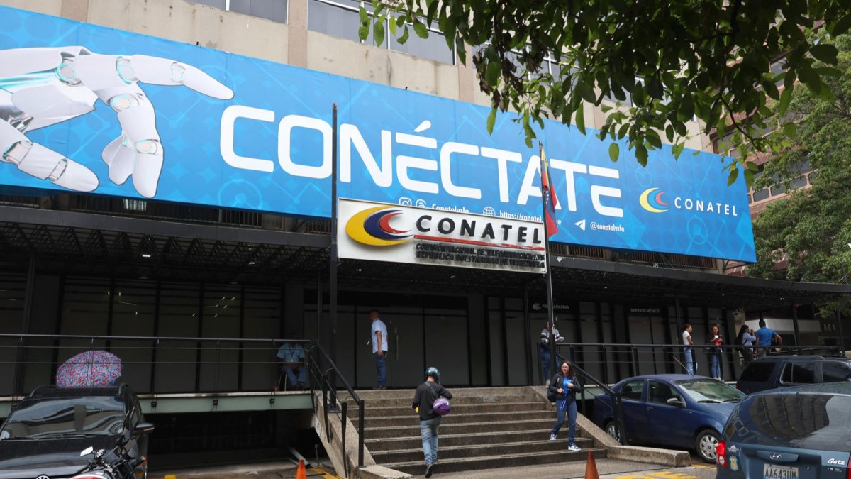 Un grupo de personas el 17 de septiembre de 2026 al caminar frente a la sede principal de la Comisión Nacional de Telecomunicaciones (CONATEL), en Caracas (Venezuela).