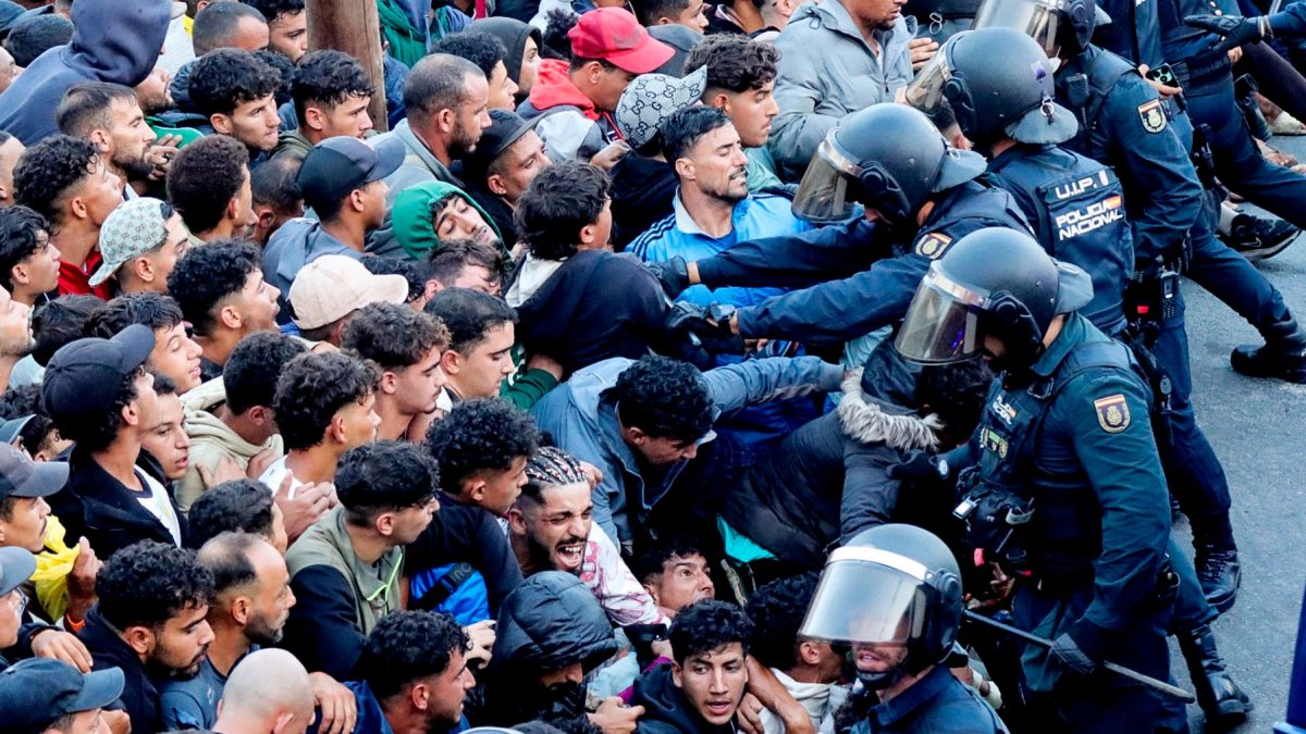 Traslado de migrantes asentados en la playa de Benítez, este viernes 18 de septiembre de 2026.