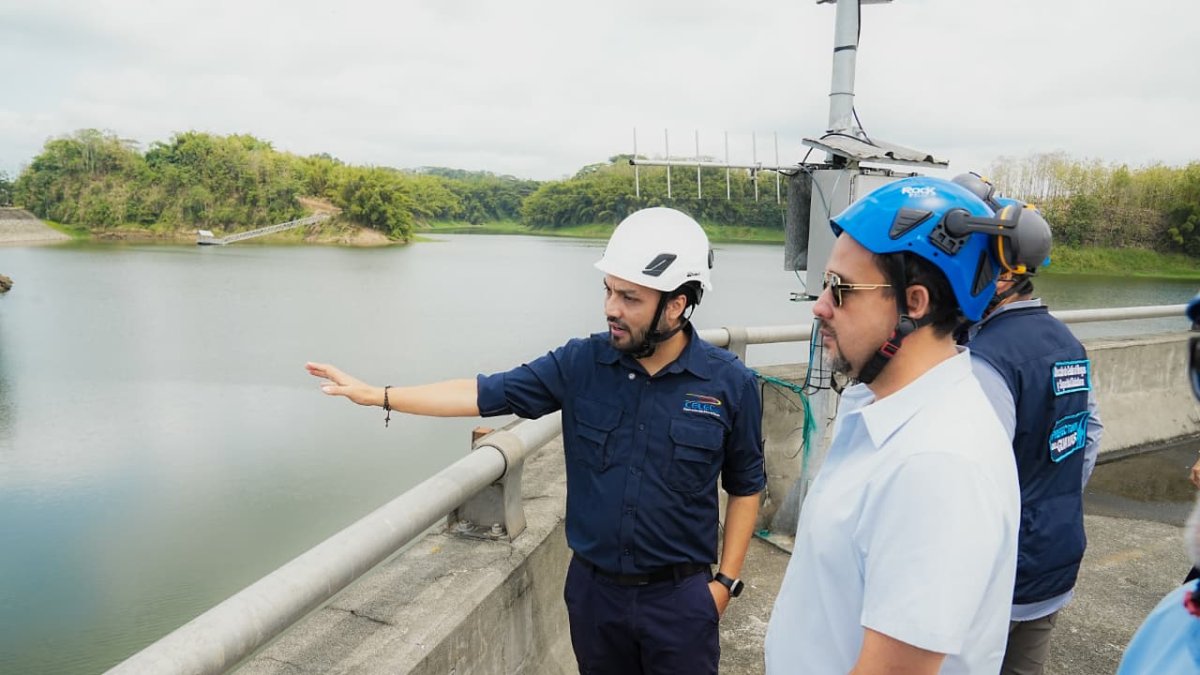 El prefecto Carlos Encalada recorrió el embalse Daule-Peripa junto a autoridades de CELEC EP.