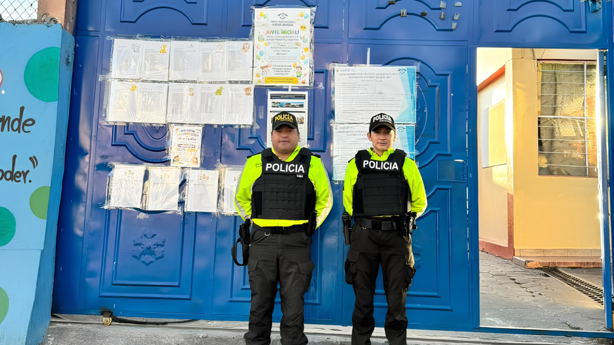 Policías refuerzan la seguridad en los exteriores de instituciones educativas como parte del Plan Escudo