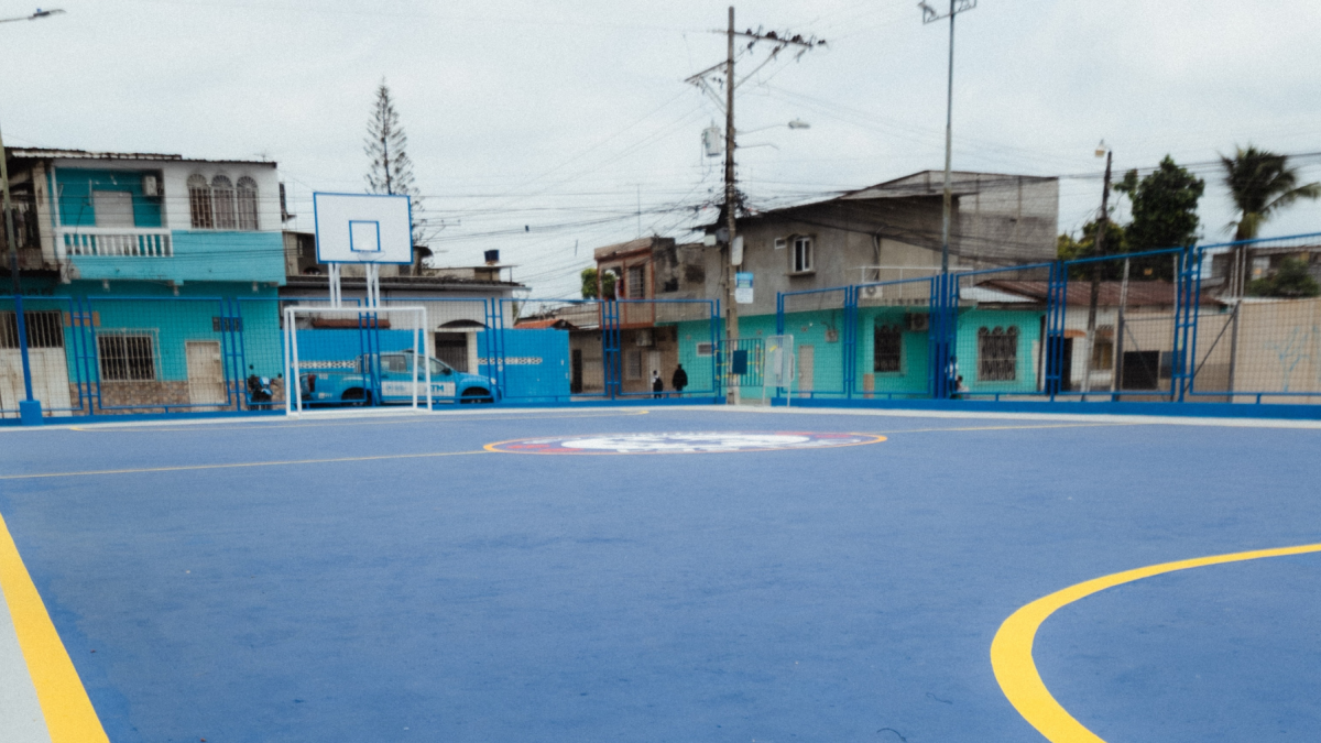La cancha del Guasmo Norte fue renovada por el Chelsea como parte de su proyecto para impulsar el deporte comunitario en Guayaquil.