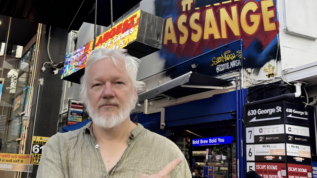Mensaje de apoyo a Assange en espacios públicos, tras su reaparición en X