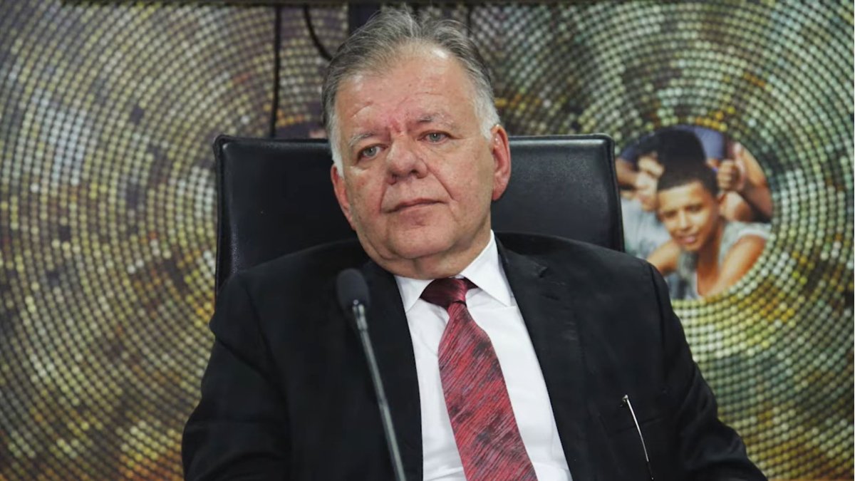Xavier Zavala Egas es abogado y doctor en Jurisprudencia. Fue decano y catedrático universitario por más de 40 años.