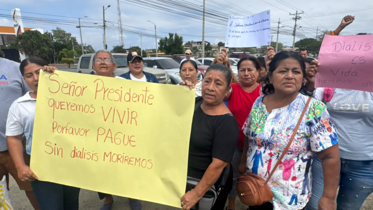 Pacientes renales reclaman al gobierno que pague la deuda con la dializadora.