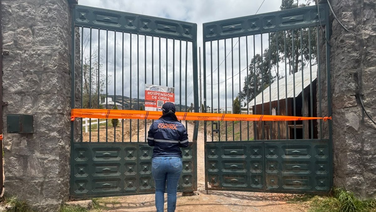 La AMC suspendió el fraccionamiento y comercialización de terrenos ofertados en redes sociales dentro de una zona de protección ecológica en Quito.