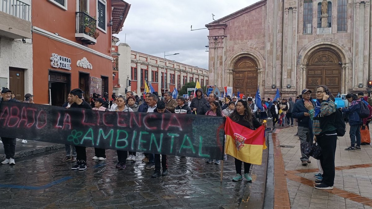 A un año de la primera marcha masiva alrededor de 50.000 personas marcharon el 16 de septiembre para recordarnos, desde Cuenca y sus cuatro ríos, que “el agua no se vende, se defiende”.