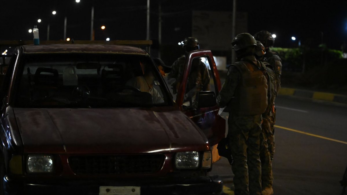 Los toques de queda buscan contener la violencia durante determinadas horas, pero especialistas advierten sobre el desplazamiento del crimen hacia otros horarios y territorios.