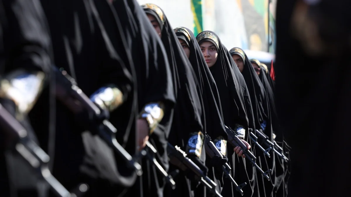 Mujeres militares iraníes de la fuerza paramilitar Basij, perteneciente al Cuerpo de la Guardia Revolucionaria Islámica, participan en un acto militar.