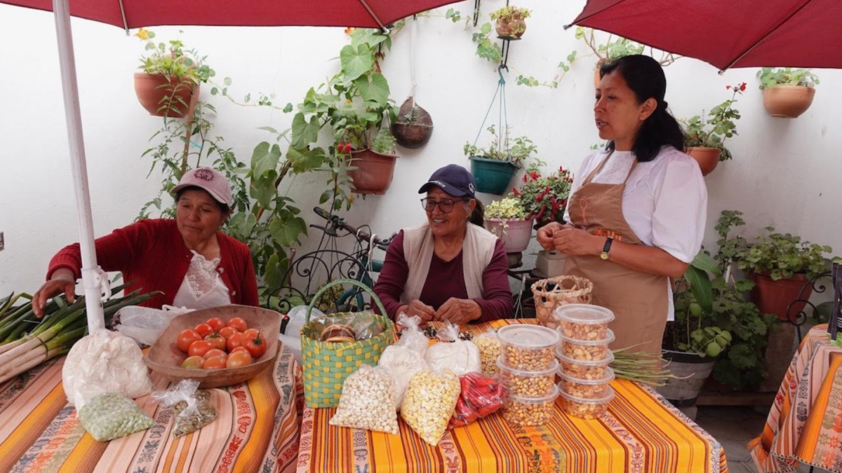 Ligia, Rosalía y Bella Criollo (de izquierda a derecha), en el Mercadito Agroecológico, en San Antonio de Pichicha.