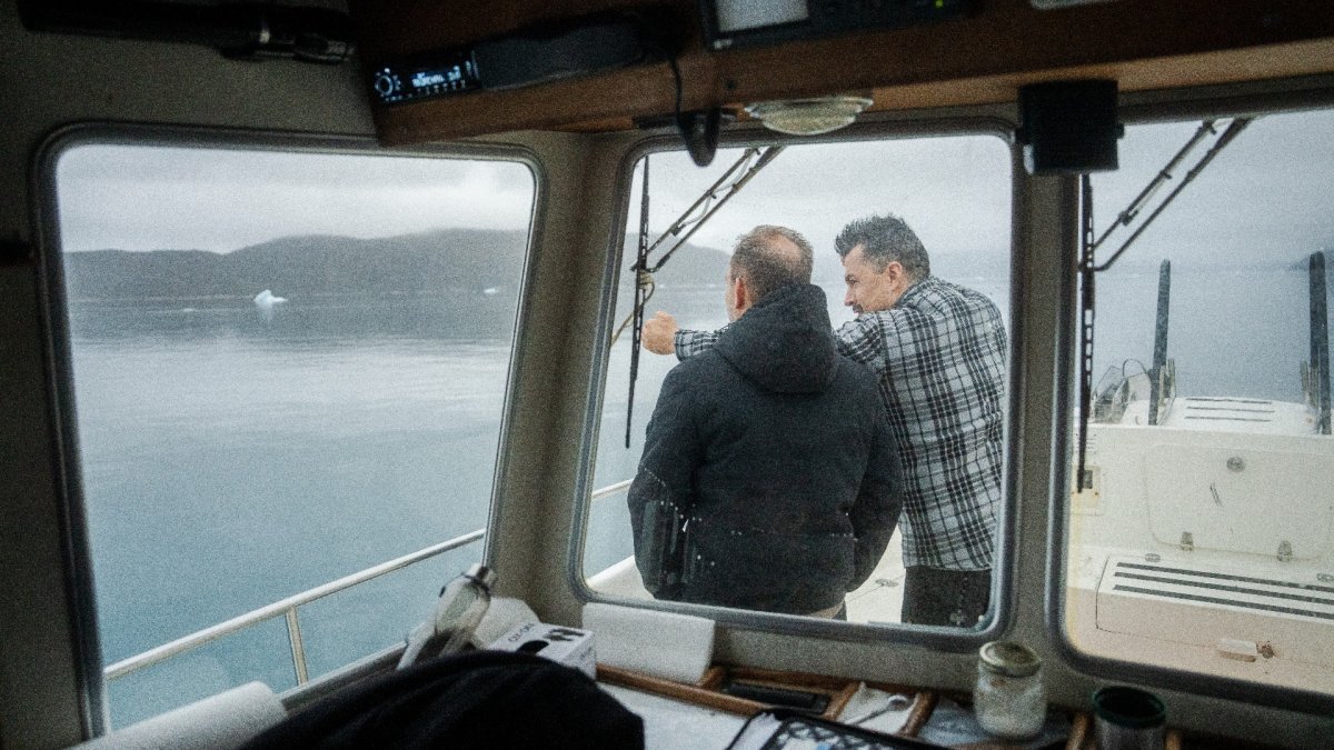 El Ministro de Defensa danés, Jeppe Bruus (izq.), y el Ministro de Asuntos Exteriores de Groenlandia, Mute B. Egede, en ejercicio militar de la OTAN Arctic Shield 2026 en Narsarsuaq, Groenlandia.