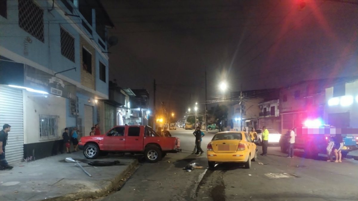 Uno de los accidentes de tránsito ocurrió en las calles 29 y Letamendi, en el suroeste de Guayaquil, la madrugada de este sábado 19 de septiembre.