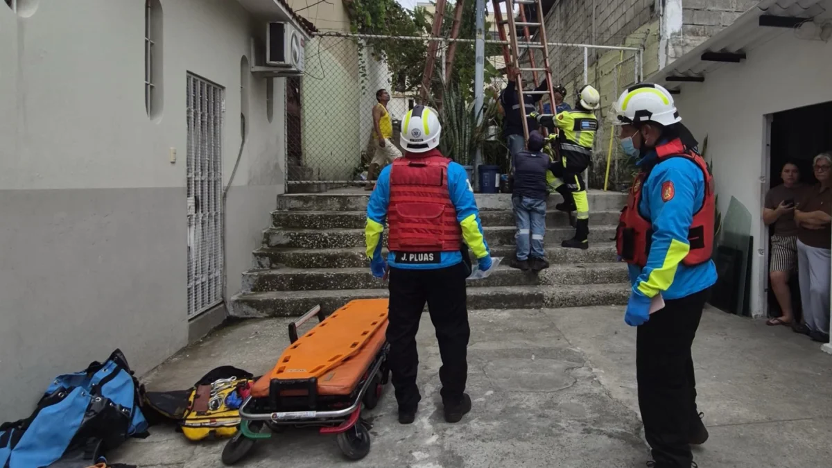 La emergencia ocurrió en Sauces 9, donde moradores también reportaron una interrupción del servicio eléctrico tras el accidente.