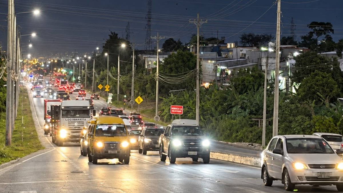 En un tramo de la vía a Daule se incorporaron luces LED.