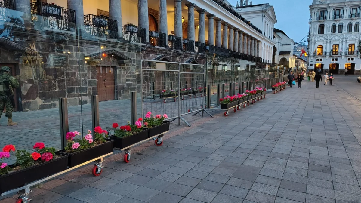 Las vallas no se retiraron del todo. Ahora se alternan con las nuevas jardineras.