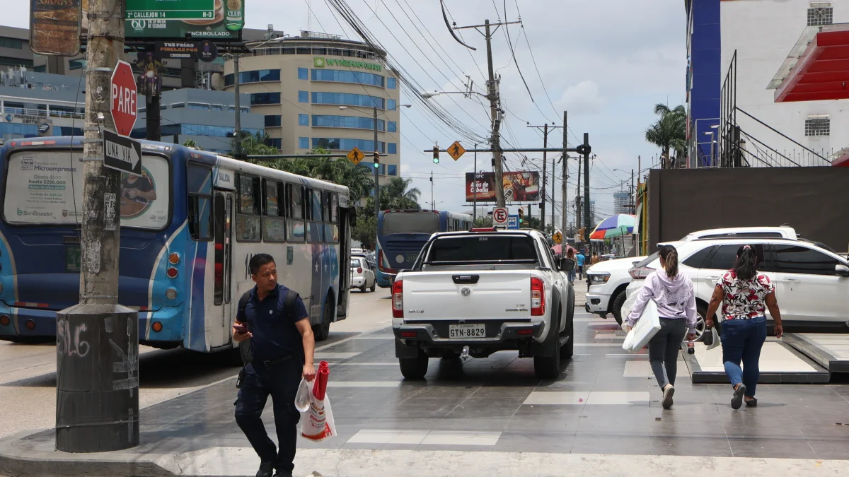 Irrespeto. Hay conductores que invaden el espacio peatonal en la zona.