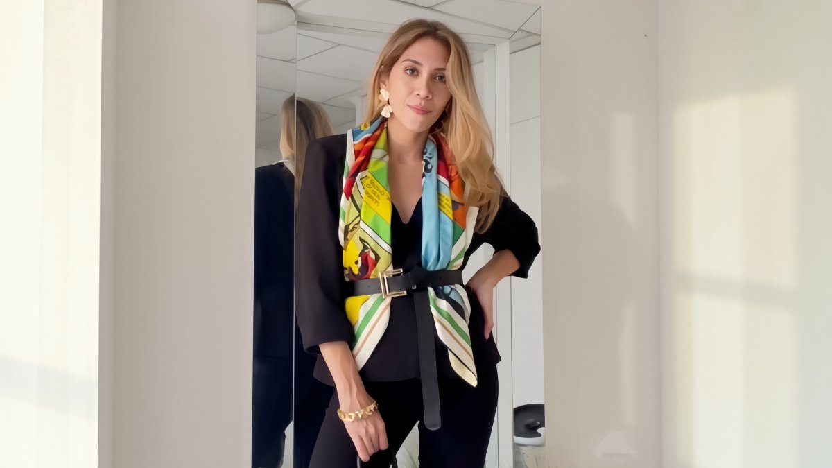 Sobre el torso, el pañuelo se convierte en el protagonista del look.