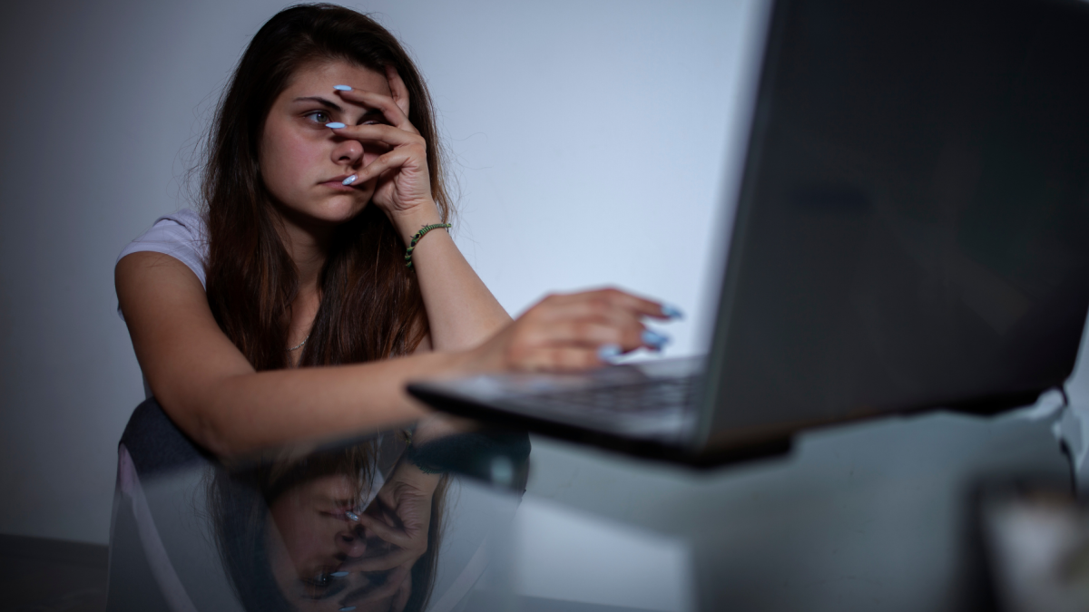 El uso de redes sociales entre niños y adolescentes plantea nuevos desafíos para las familias, las escuelas y las autoridades encargadas de proteger a los menores.