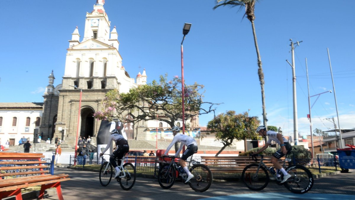 Los ciclistas del Wielerploeg Groot Amsterdam recorren una de las plazas por donde pasó la Vuelta al Ecuador.
