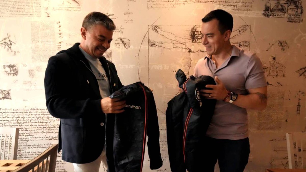El seleccionador Marcelo Gallardo (i) tuvo una reunión con el presidente Daniel Noboa (d).