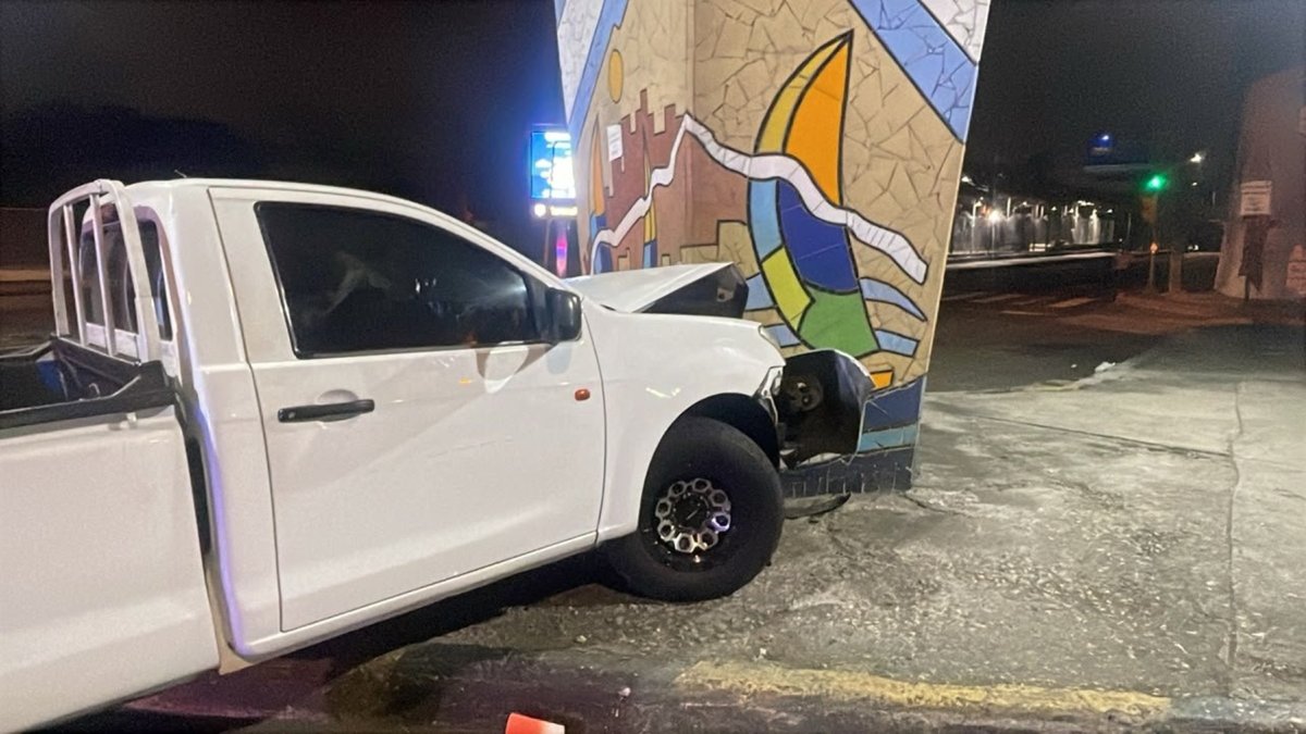 La camioneta se impactó contra la base de un paso a desnivel ubicado en la avenida Carlos Julio Arosemena, en el oeste de Guayaquil.