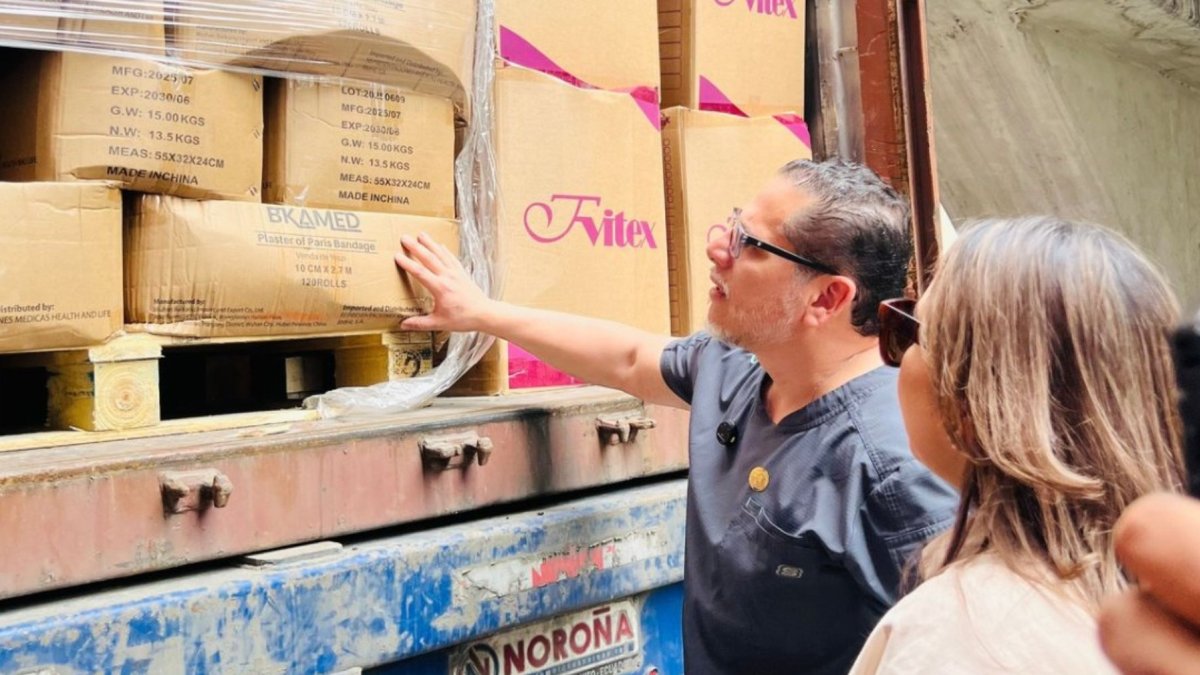 El ministro Juan Carlos Aaveiga y la secretaria Carolina Lozano acompañaron la entrega de medicinas a la bodega central del Ministerio de Salud en Guayas.