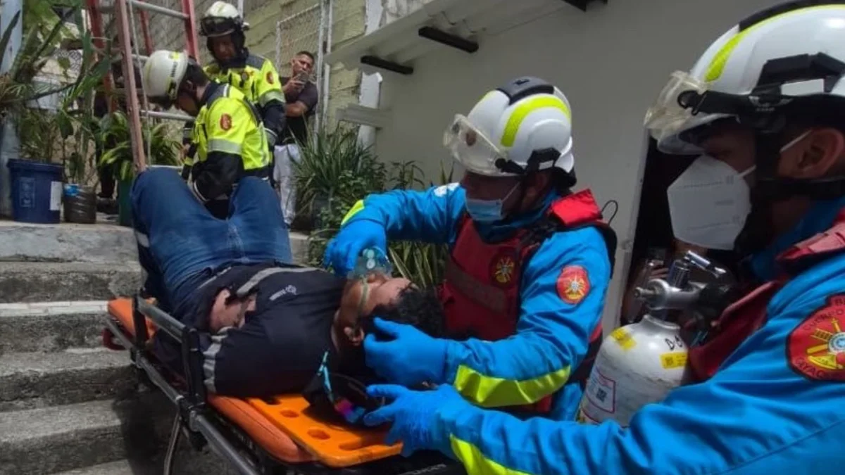 El trabajador fue rescatado por personal del Cuerpo de Bomberos de Guayaquil tras recibir una descarga eléctrica mientras realizaba labores de mantenimiento en Sauces 9.