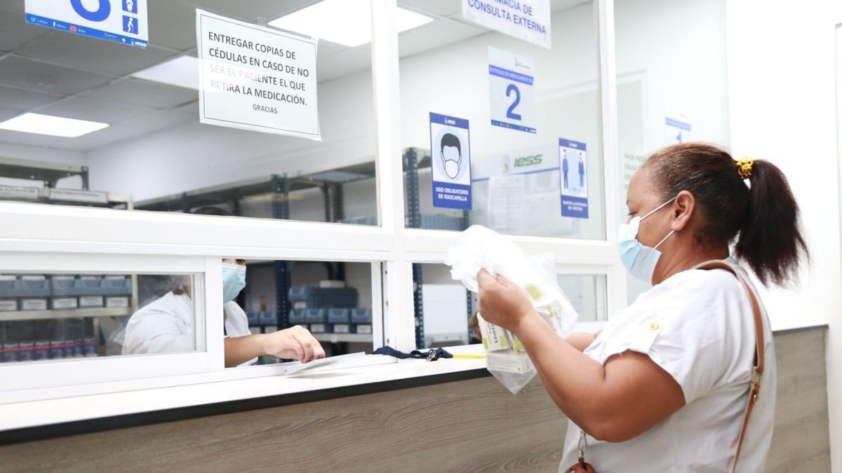 Una paciente se acerca a una ventanilla para retirar medicamentos en un hospital público de Guayaquil.