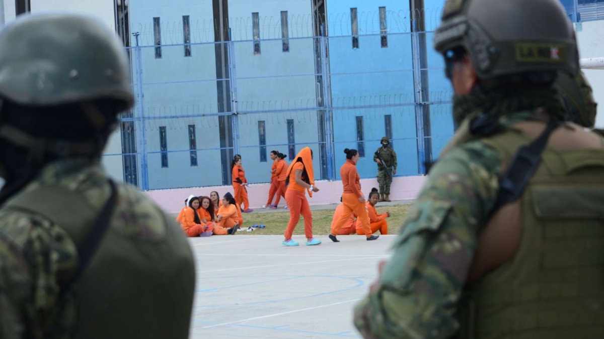 Militares mantienen presencia en las cárceles de Ecuador desde enero de 2024 para apoyar el control de los centros penitenciarios.