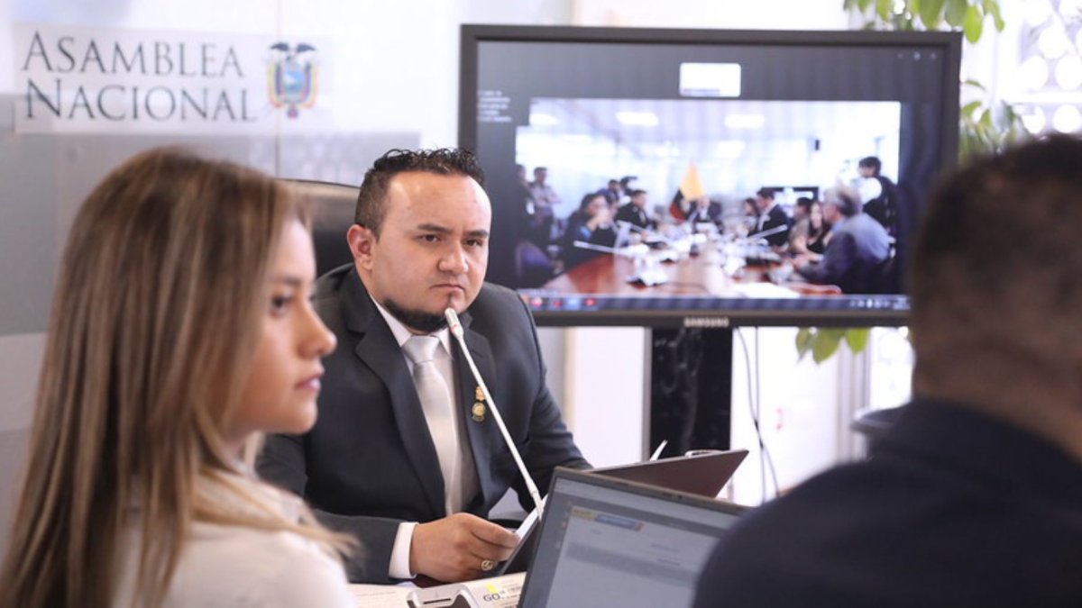La Comisión de Gobiernos Autónomos de la Asamblea Nacional analiza los patrimonios de alcaldes y prefectos dentro del proceso de fiscalización.