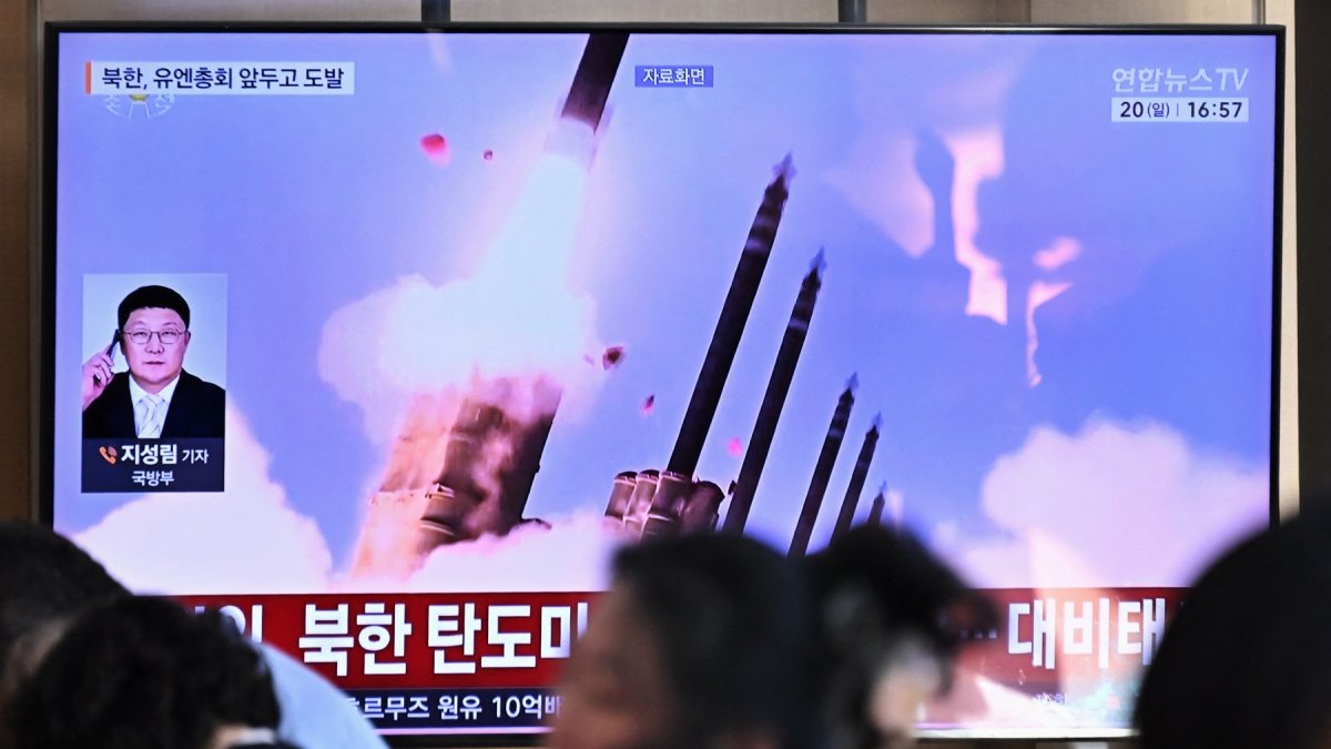 En Seúl, personas se sientan cerca de una pantalla de televisión que emite un noticiero con imágenes de archivo de una prueba de misiles de Corea del Norte, este domingo 20 de septiembre.