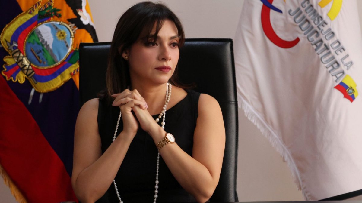 Mercedes Caicedo, presidenta del Consejo de la Judicatura, defiende la supresión de las unidades anticorrupción en Ecuador.