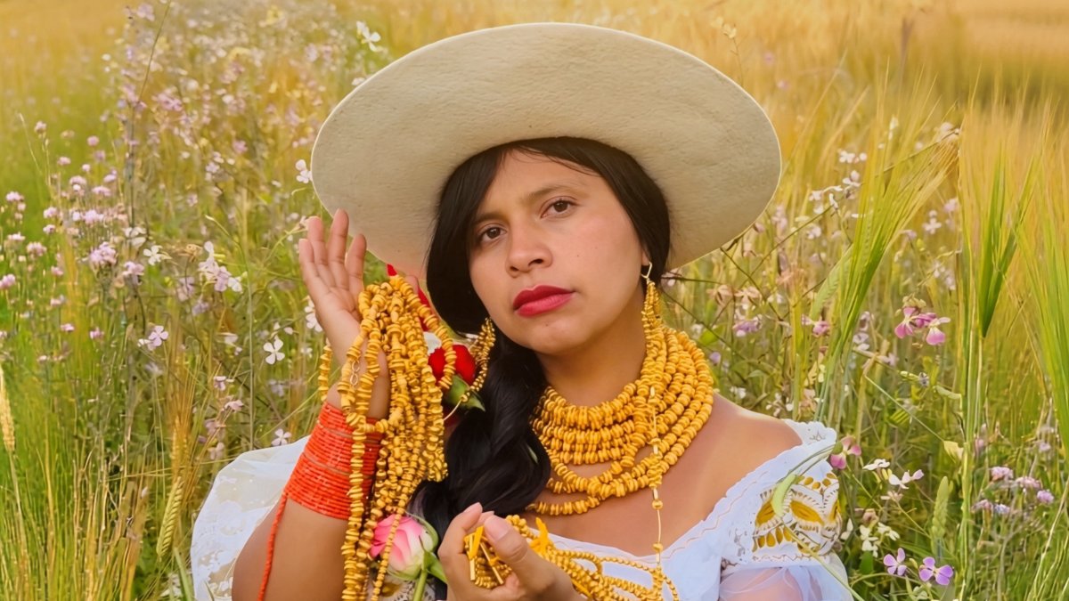 Las hualcas que diseña han llamado la atención por su elaboración y carga cultural.