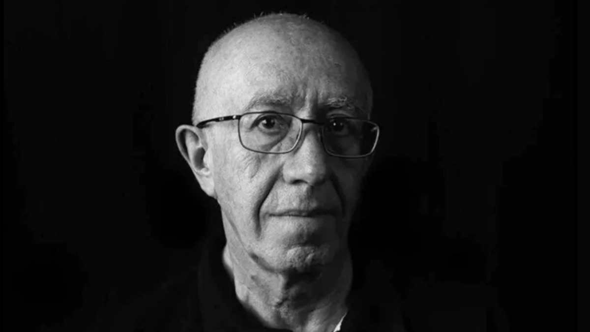 Iván Carvajal, poeta y pensador ecuatoriano, desarrolló una obra marcada por la reflexión sobre la existencia, el tiempo, la muerte y la condición humana.