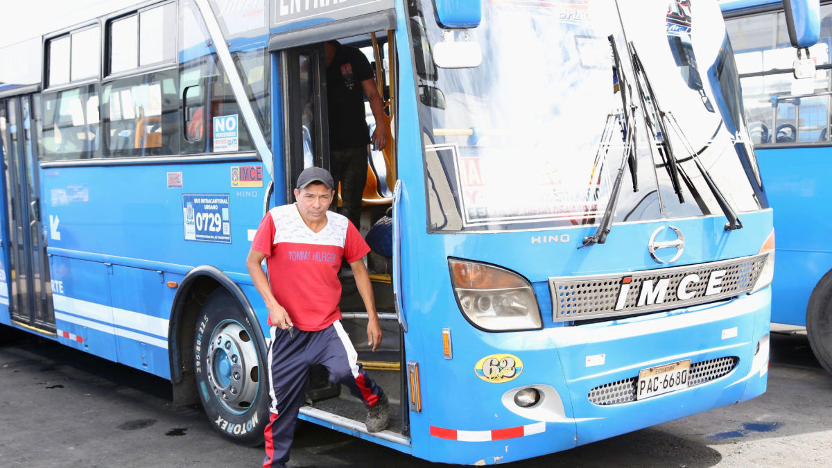 El pasaje del transporte convencional urbano de Quito pasará de $0,35 a $0,40 desde enero de 2027, según la ordenanza aprobada por el Concejo Metropolitano.