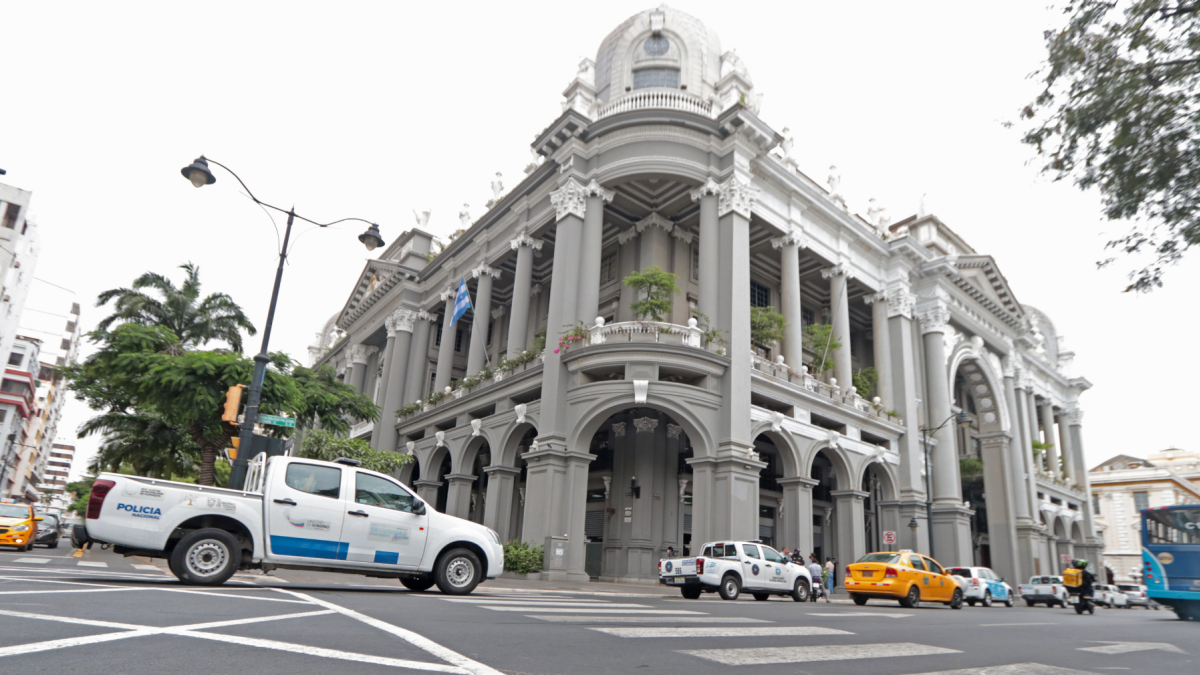 La propuesta plantea descentralizar la gestión municipal de Guayaquil mediante minialcaldías vinculadas a los concejales de cada distrito.