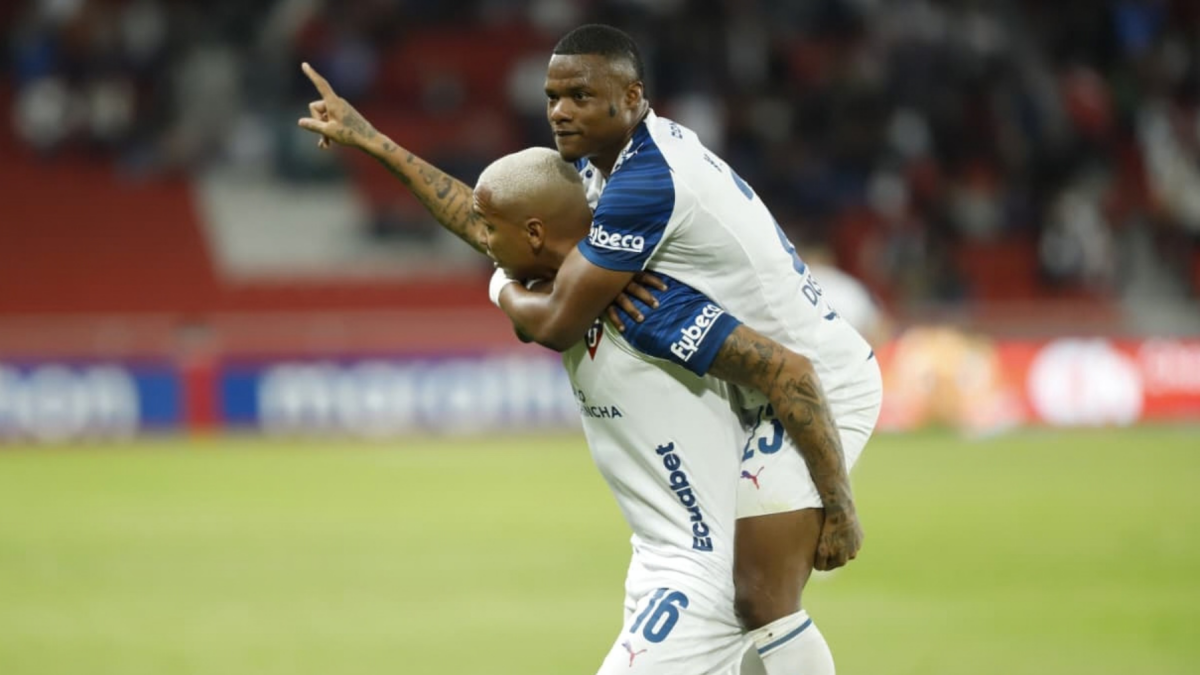 Deyverson (i.) celebra su gol con Liga de Quito ante Universidad Católica.