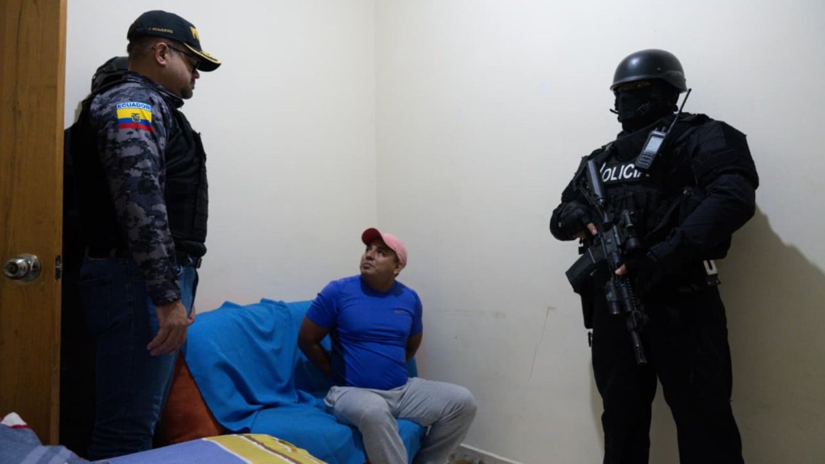 8 detenidos en Guayaquil, Quito y Macas por favorecer a narco albanés con documentos falsos.