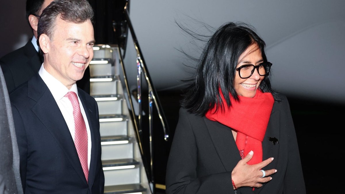 La presidenta encargada de Venezuela, Delcy Rodríguez (d) a su llegada este lunes a Nueva York, Estados Unidos.