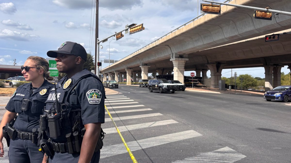 Integrantes de la Policía de Austin custodian la zona donde un migrante venezolano de 28 años resultó gravemente herido.