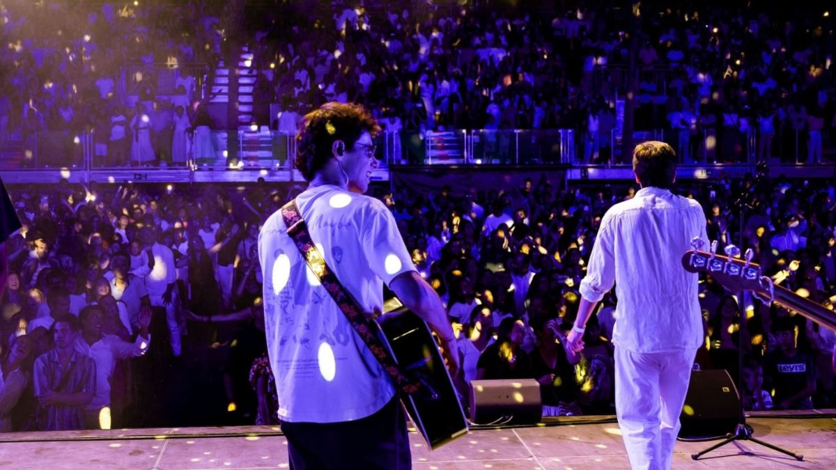 Integrantes de Hakuna Group Music durante una presentación en vivo