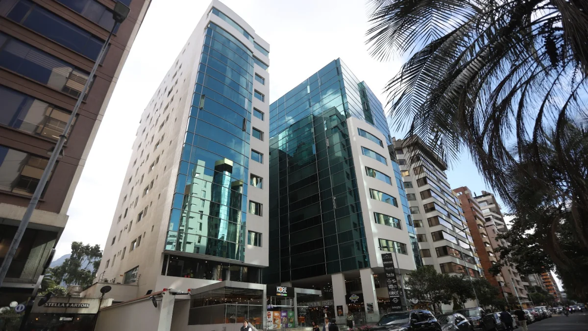 La av. República de El Salvador es una zona residencial, pero también concentra una gran cantidad de negocios.