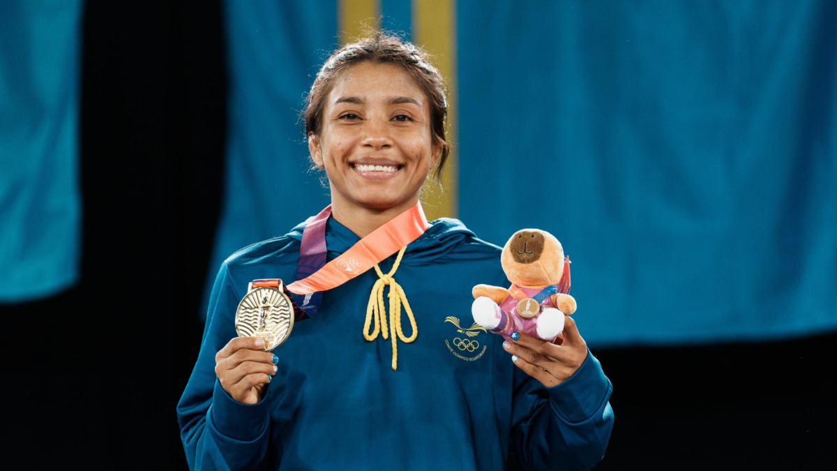 Lucía Yépez celebra en lo más alto del podio tras conquistar la medalla de oro en los 53 kg de lucha libre en los Juegos Sudamericanos Santa Fe 2026.