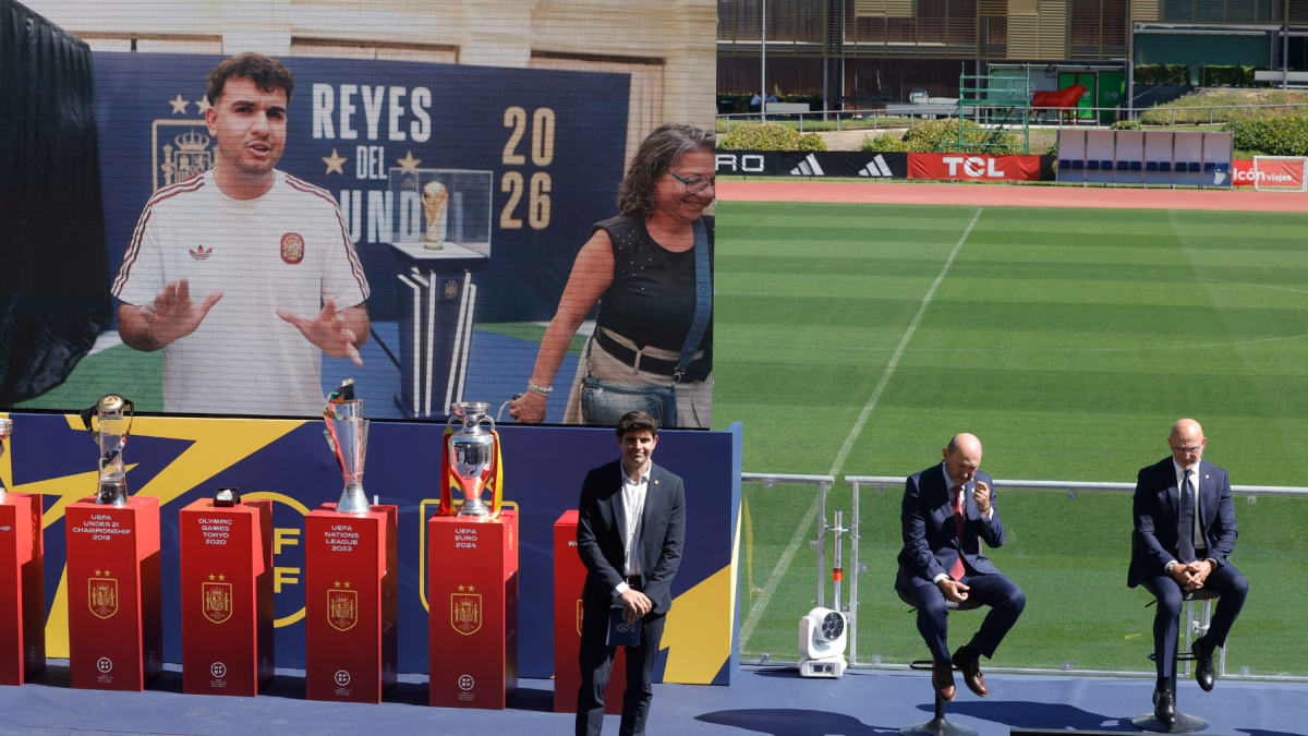 El presidente de la Real Federación Española de Fútbol (RFEF), Rafael Louzán (2d) durante el acto de renovación de De la Fuente (d).