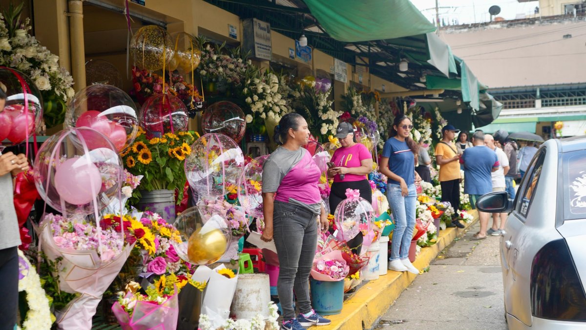 Los girasoles y las rosas amarillas son algunas de las flores más solicitadas durante esta fecha en Guayaquil.