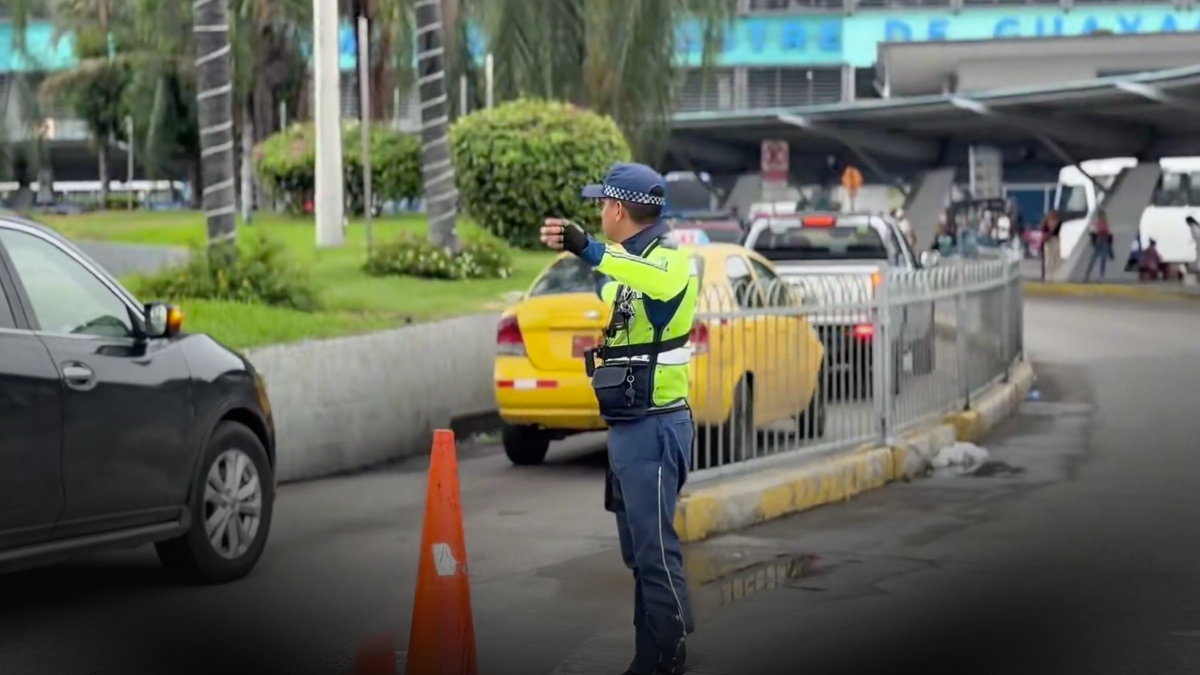 ATM controlará el carril exclusivo de buses en la Terminal Terrestre de Guayaquil.