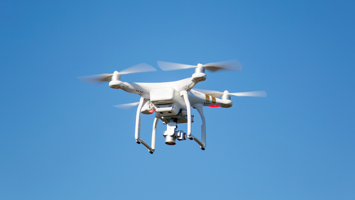 Un dron en vuelo, tecnología que deberá registrarse bajo la Ley de Aviación Civil en Ecuador.
