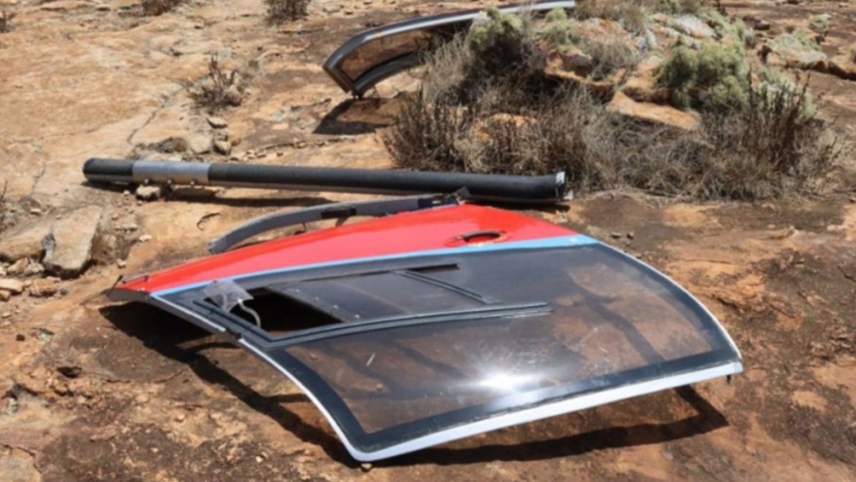Una de las puertas del helicóptero accidentado en el monte Ololokwe con siete tripulantes.